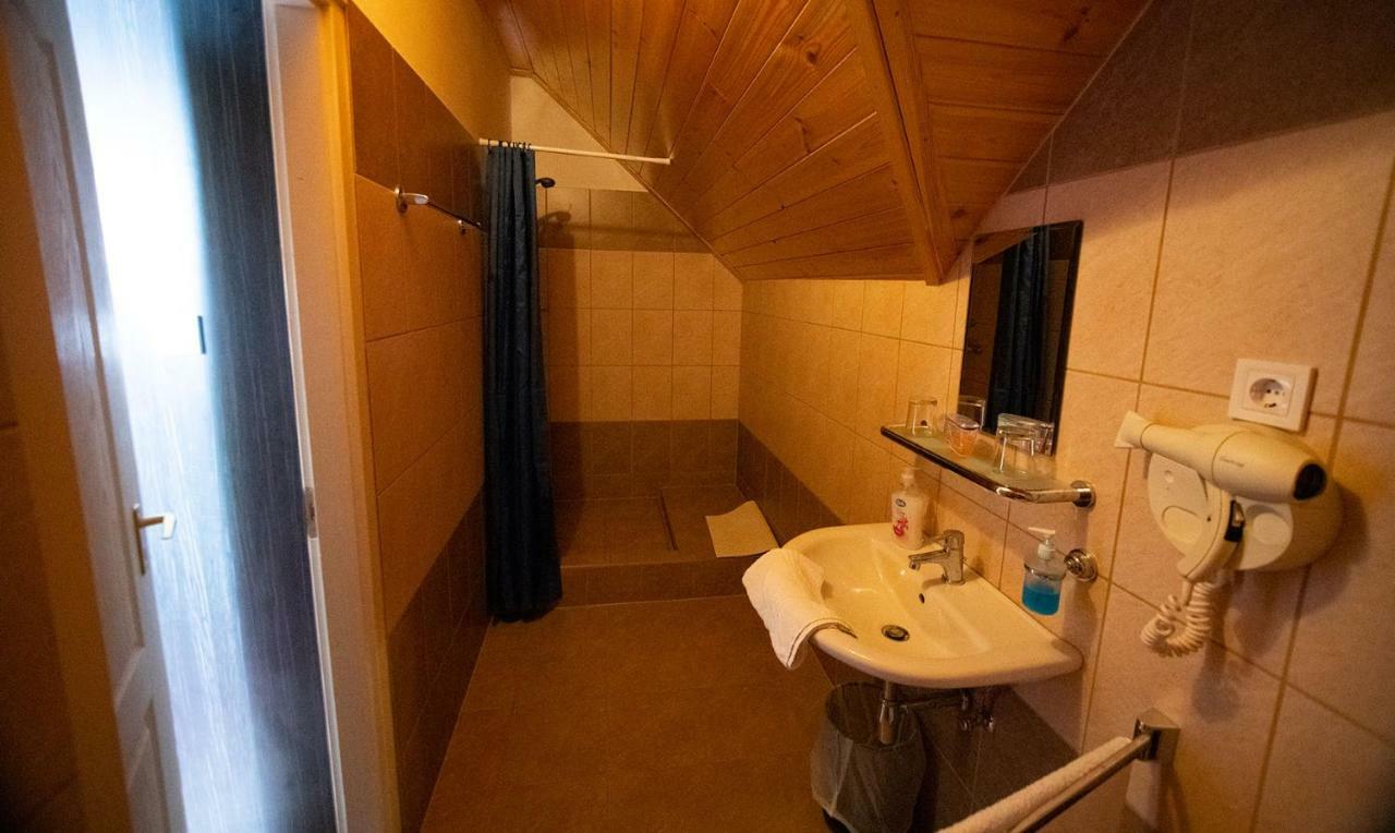 Bed and Breakfast Kamaras Ring House Mogyoród Exterior foto