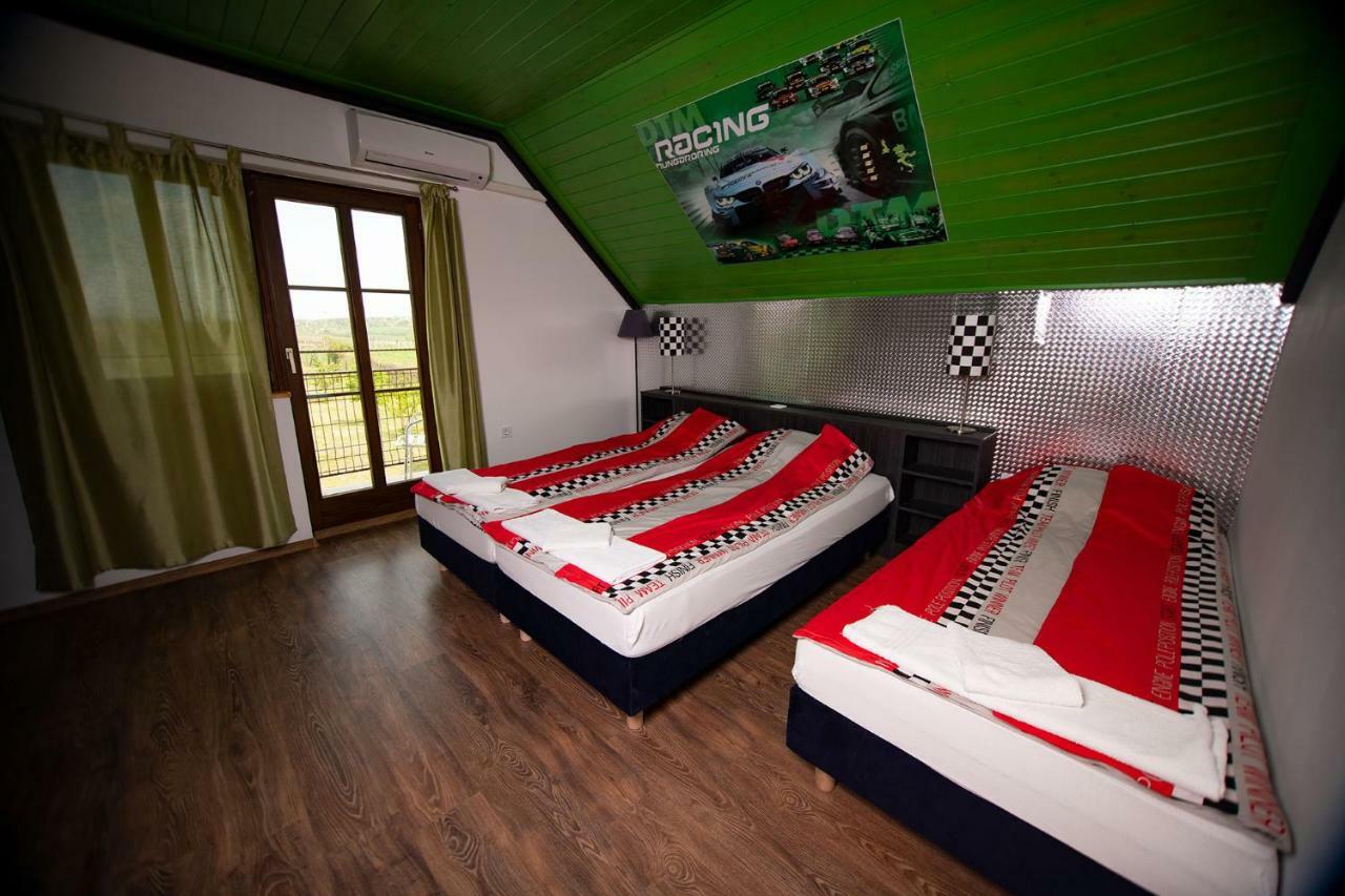 Bed and Breakfast Kamaras Ring House Mogyoród Exterior foto